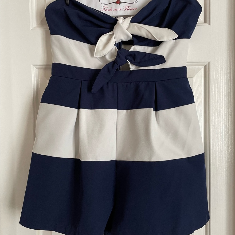 Pinup style Nautical strapless jumper with 2 tie bust. Size med.